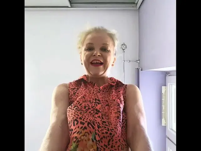 Riesin tritt mit nackten Füßen auf dich