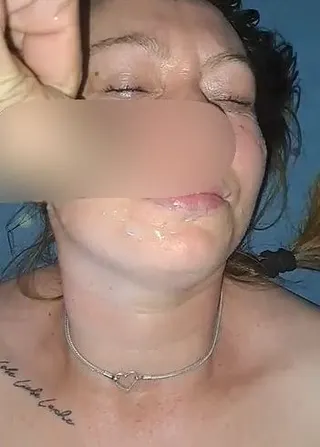 Schön eine geile Ladung sperma ins Gesicht bekommen