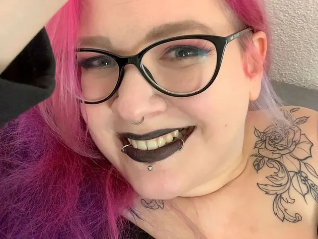 Haarige, feuchte Pussy zum Orgasmus bespielt