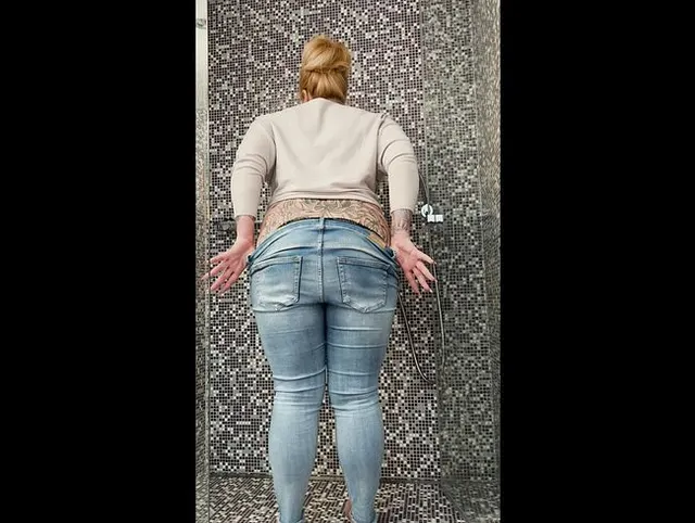 In Alltagskleidung in die Dusche gepisst