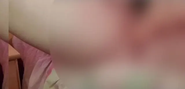 Spielte mit ihrer Muschi, brachte sich zum wilden Squirt – schau, wie alles überflutet wird!