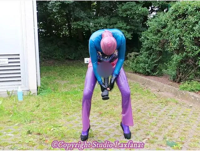 Originalton! Latex-Piercing-Puppe in transparenten Jeans-Strümpfen fickt riesigen Gummi-Dildo p3