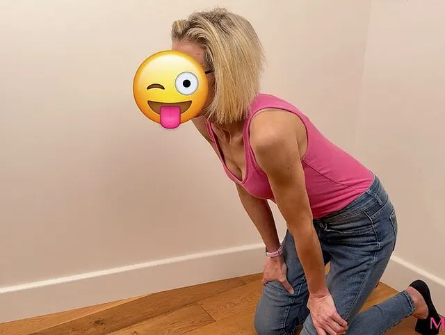 Eine voll bekleidete, reife Frau, die einen Blowjob gibt, tut ihr Ding.