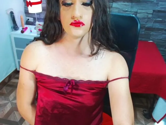 Ich wärme mich in meiner lila Dessous für dich auf