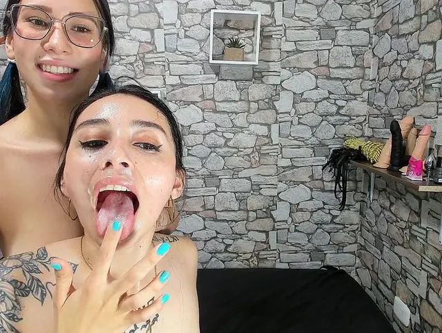 Trio zwei geile culonas und vollbusige spielen mit Milch im Mund