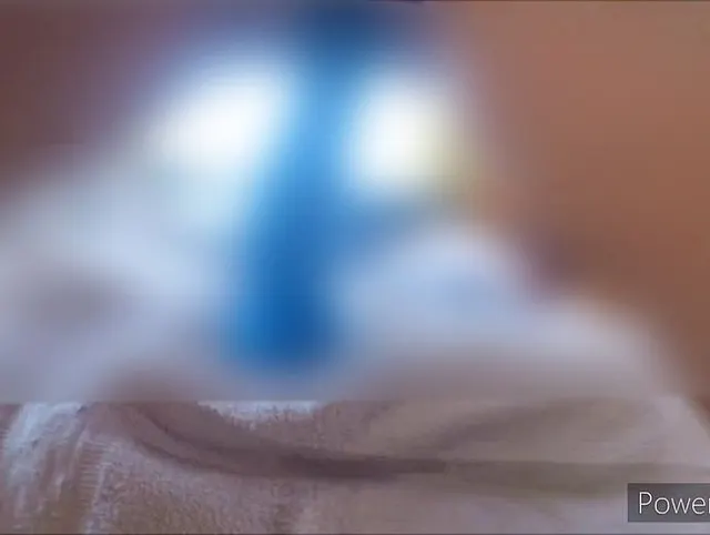 Zickenpussy kämpft gegen einen dildo