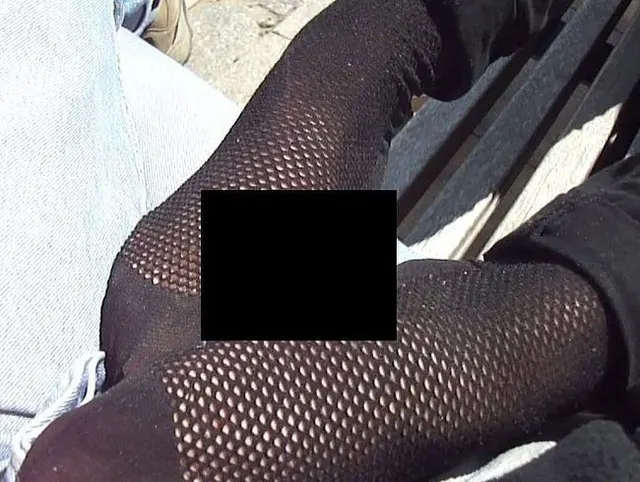 Ein heimlicher Outdoor Footjob auf einer öffentlichen Parkbank