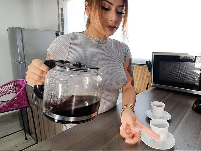 MEIN MÄDCHEN MACHT MEIN FRÜHSTÜCK IMMER "HEISS"