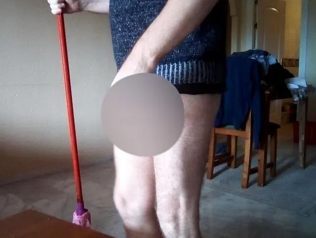John peitscht den Boden nackt auf den Boden