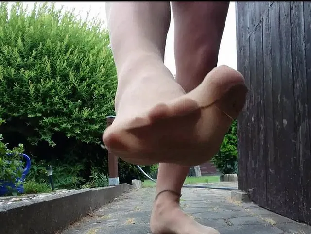 Mit Maske und Strumpfhose im Garten 2 ** Outdoor Spaß **