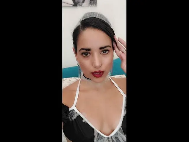 Ich bin dein bestes Dienstmädchen. Bezahle meine Dienste mit deinem Schwanz. Ich putze dein Haus und behalte dein Sperma in mir.