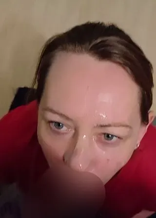 Ich bekomme eine riesen Ladung Sperma in meine fickfresse