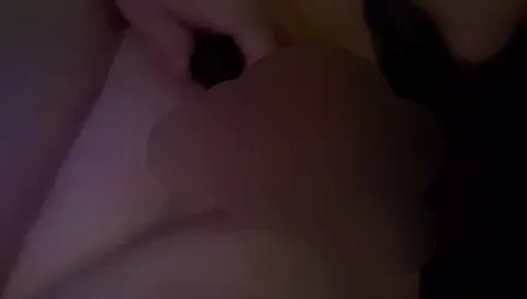 Ich bin so geil und möchte einfach nur noch kommen, bevor ich ins Bett gehe.