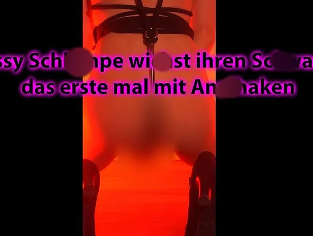 Sissy Schlampe wichst ihren Schwanz das erste mal mit Analhaken in der Arschfotze