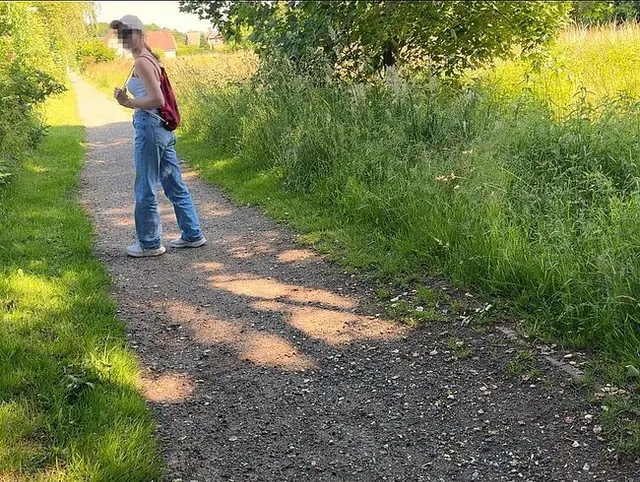 Schüchternes Mädel erwischt mich draußen beim Wichsen..