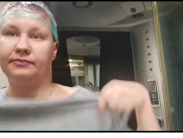 Haare lackieren und rasieren