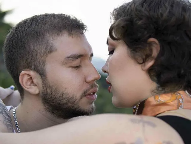 Ich hatte Sex mit einem Paar großer Naturtitten in der Natur mit einem Tittenjob