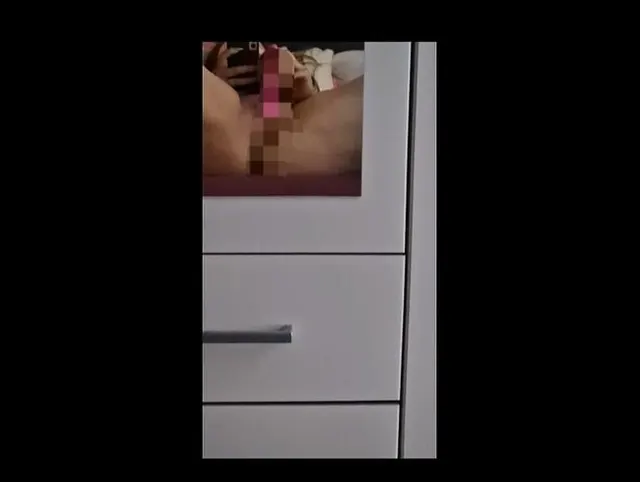 Behaarte Muschi mit Dildo gefickt