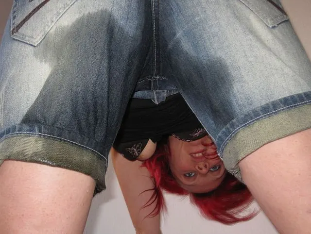 Im Schlafzimmerbett durch meine kurze Jeans gepisst!