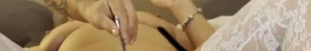 Weiße Strapse und Muschi weit offen bespielt