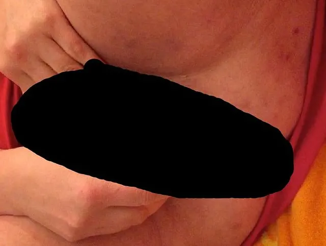 dicke Frau mit Fieberthermometer