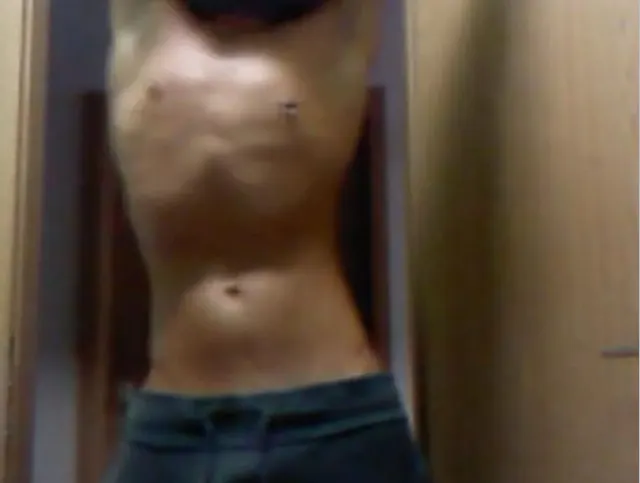 Junger schlanker Twink macht sexy Striptease