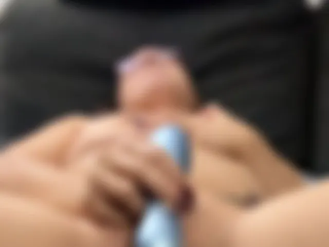 Der Vibrator lässt meine Muschi auslaufen und zucken
