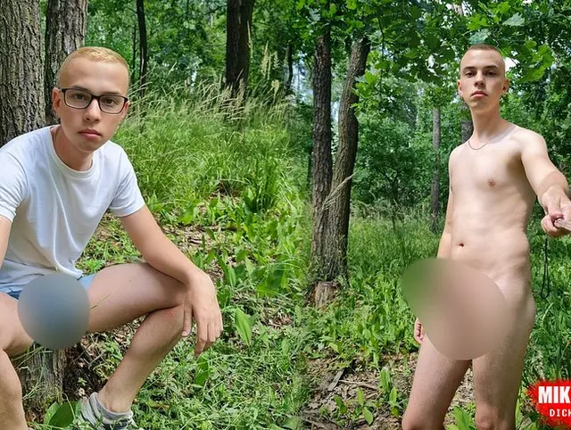 Nackte weiche Vorhaut beim Spaziergang im Wald Mikel