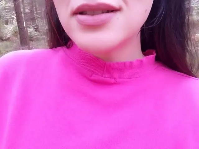 Frecher Influencer ist im Wald wild geworden