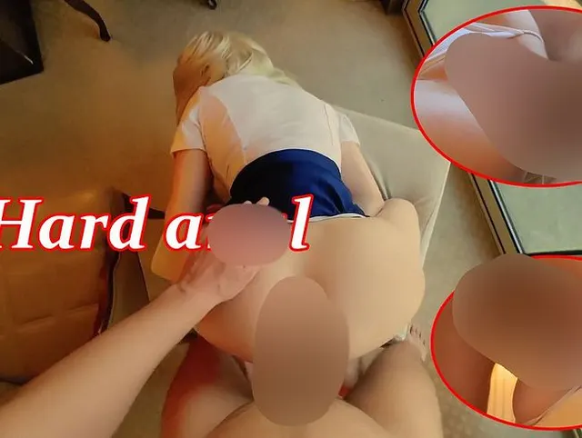 Eine Stewardess wird von einem Mann mit einem großen Penis hart anal gefickt.