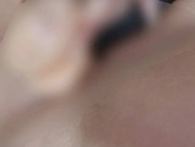 Geile enge Pussy wird gestopft und stimuliert zugleich