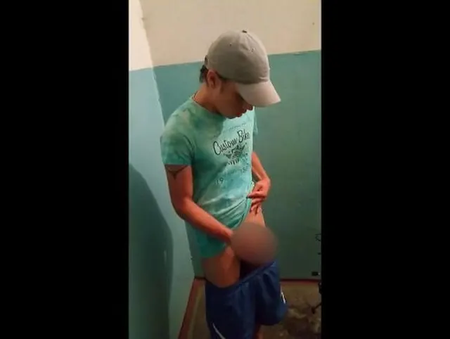 JUNGE JACK IN EINEM ÖFFENTLICHEN HAUS
