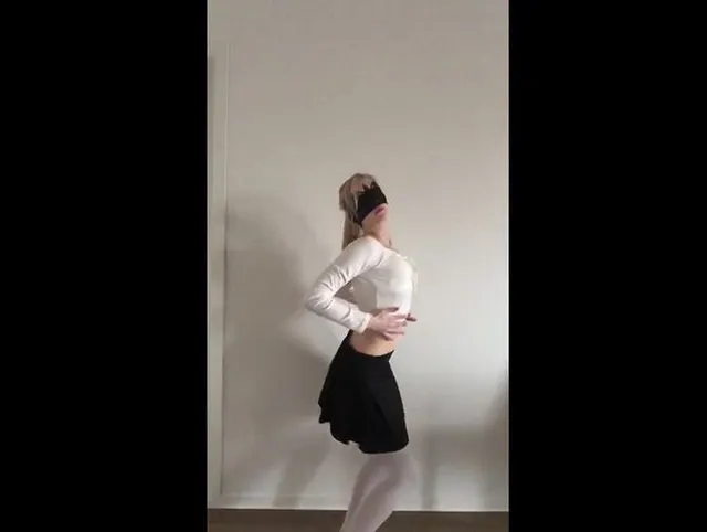 Striptease in weiß/schwarzem Outfit & Maskierung