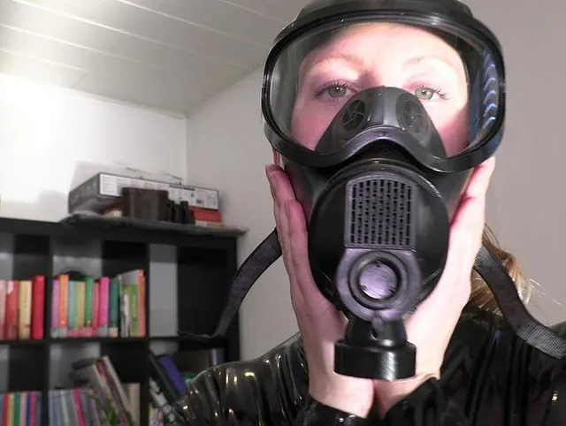 Geile Latexpuppe mit Gasmaske
