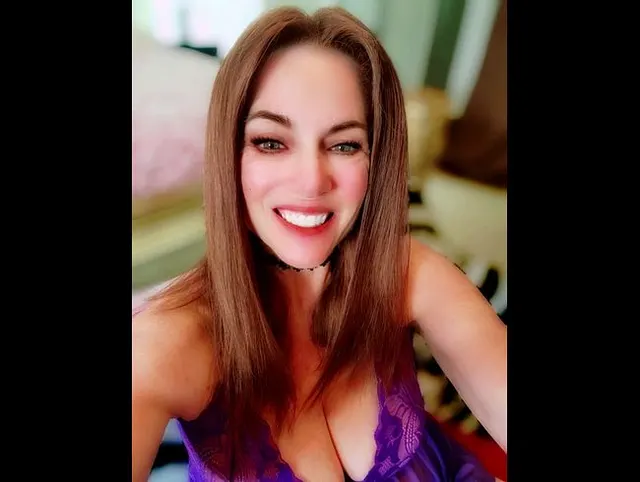 Purple Tease: Schau mir zu, wie ich für dich stöhne und komme