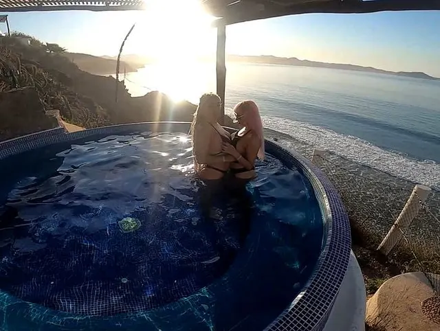 LESBEN UND DREIER MIT KITTY ANN UND EVITA LOVE IM JACCUZI MIT PARADIESBLICK