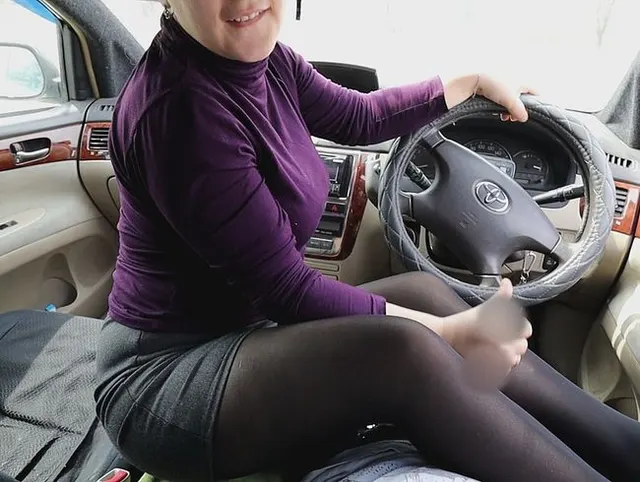 195. Süßer Auto-Blowjob, Handjob und Footjob. Sperma.