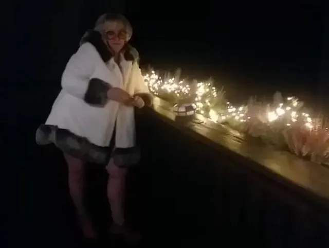 blanke haut und warme lichterkette