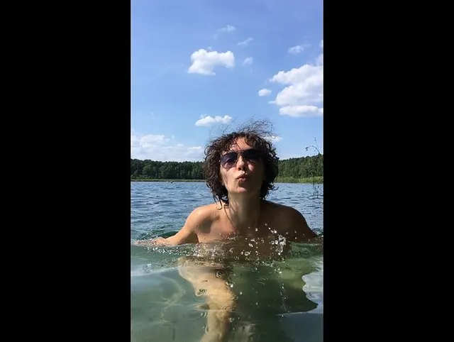 FoxyLilly beim FKK-Plantschen im Waldsee