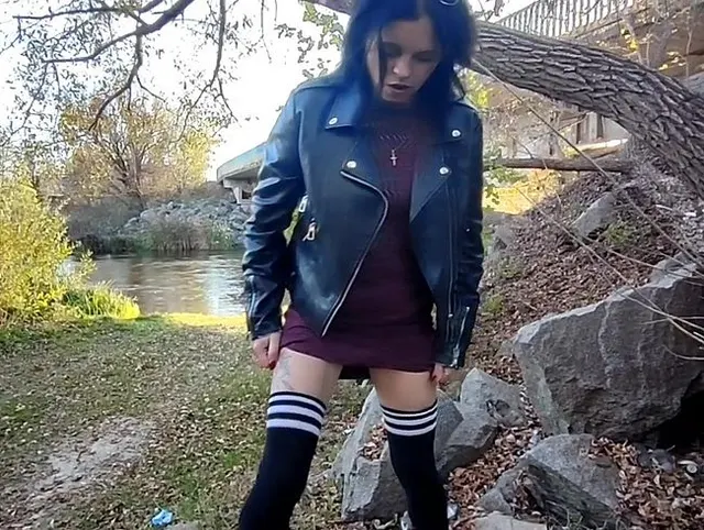 Pee unter Brücke