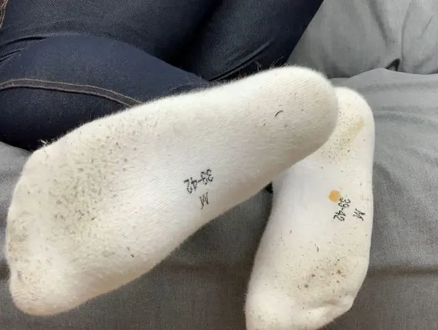 Süße Füße in dreckigen weißen Socken