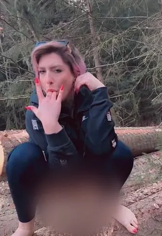 Ich pisse mich an in der Natur?? #milf #ass #squirt #tits #piss