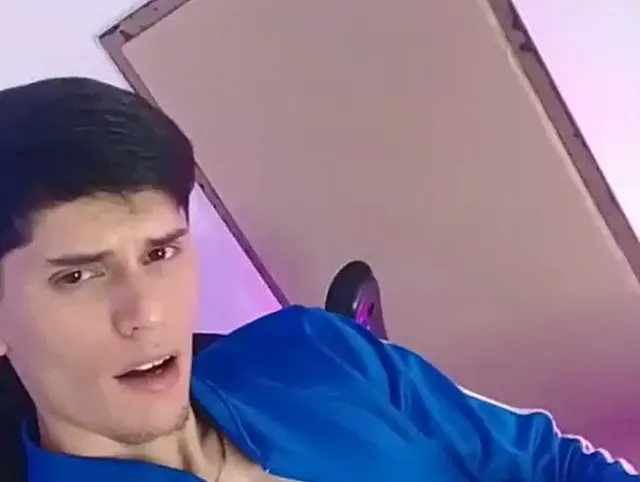 Latino-Junge mit tollem 20-cm-Schwanz und brennenden Bauchmuskeln