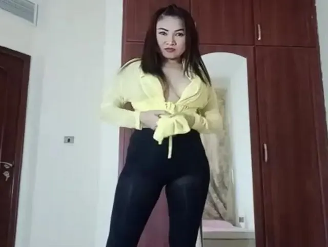 huii , schön im gelben Hemdchen nun auf tour inklusive ot nylons noch ;)