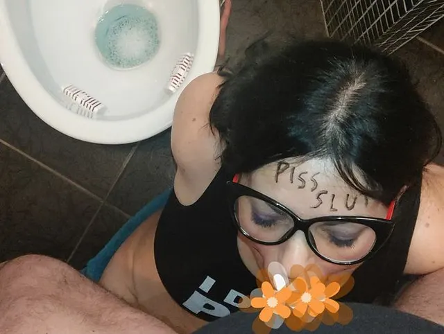 Auf den Knien, bereit, seinem Herrn zu dienen, wo immer er Lust hat, getränkt in einer Pfütze aus Pi