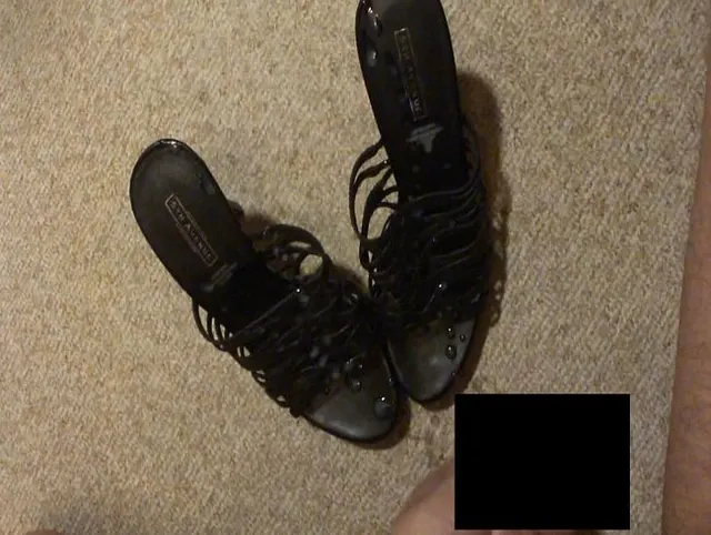 Diesmal einfach heimlich auf die Heels von ihr abgespritzt,......