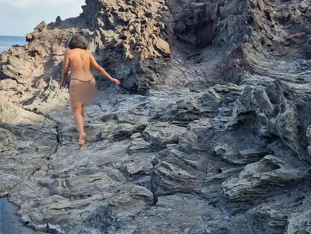 Draußen: Pinkeln auf den Felsen am wunderschönen italienischen Meer