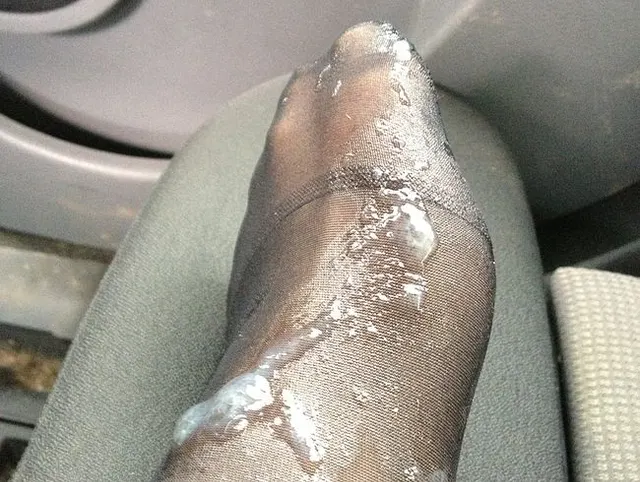 Footjob im Auto