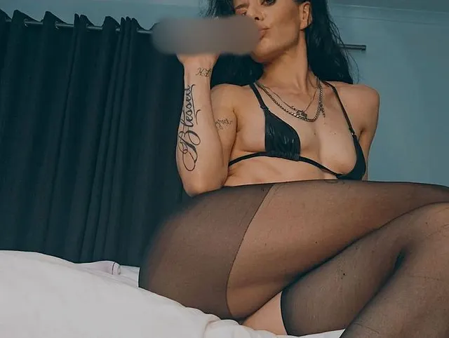 Natalie Carter denkt an explizite Penetration mit zwei Dildos.