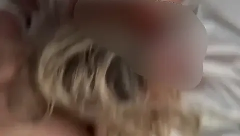 Hier zeige ich euch ein nettes Versautes Video wie ich meine Freundin mit dem Dildo ficke